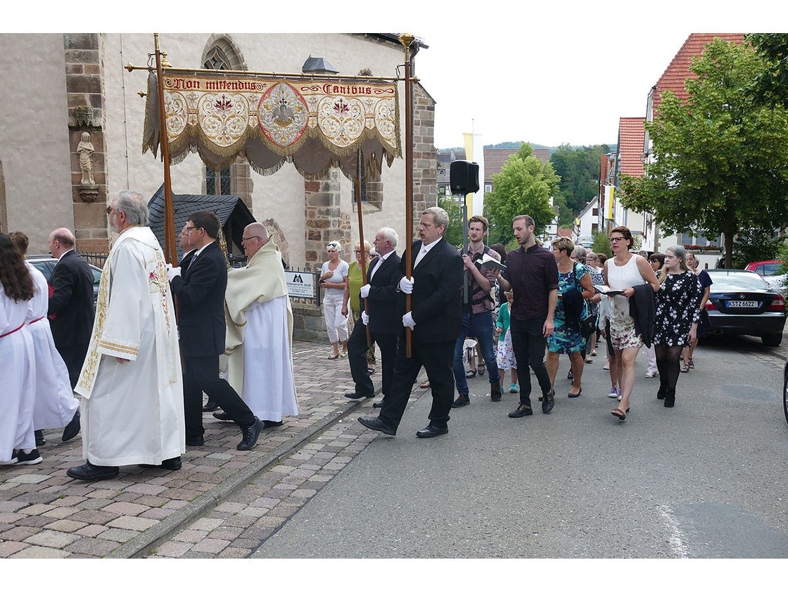 Fronleichnamsprozession durch die Straßen von Naumburg (Foto: Karl-Franz Thiede)